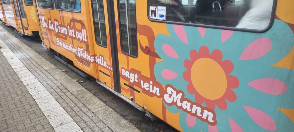 '"Du, die Tram ist voll. Das bisschen Haltestelle... sagt mein Mann"