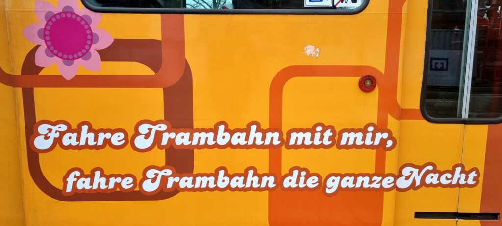 "Fahre Trambahn mit mir, fahre Trambahn die ganze Nacht"